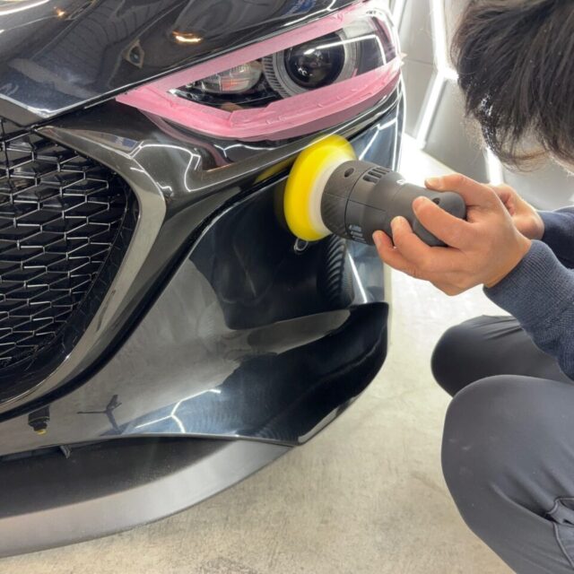 徳島県三好市のカーコーティング専門店SOUPにて、マツダ BPFJ3P MAZDA3ファストバックへミドルフィニッシュ鏡面研磨を実施。SystemX PROセラミックコーティング前の研磨工程で、塗装本来の透明感と光沢を引き出す。