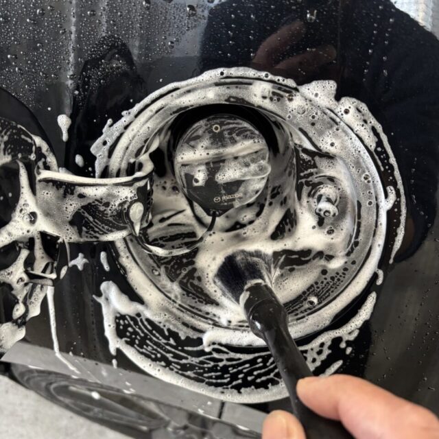 徳島県三好郡よりご来店のマツダ MAZDA3ファストバック(BPFJ3P)。SystemX PRO施工前の丁寧な純水洗浄と下地処理工程。カーコーティング専門店SOUPが密着性を最大限高めるための基礎作りを徹底。