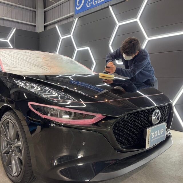 徳島県三好市のカーコーティング専門店SOUPにて、マツダ BPFJ3P MAZDA3ファストバックへミドルフィニッシュ鏡面研磨を実施。SystemX PROセラミックコーティング前の研磨工程で、塗装本来の透明感と光沢を引き出す。