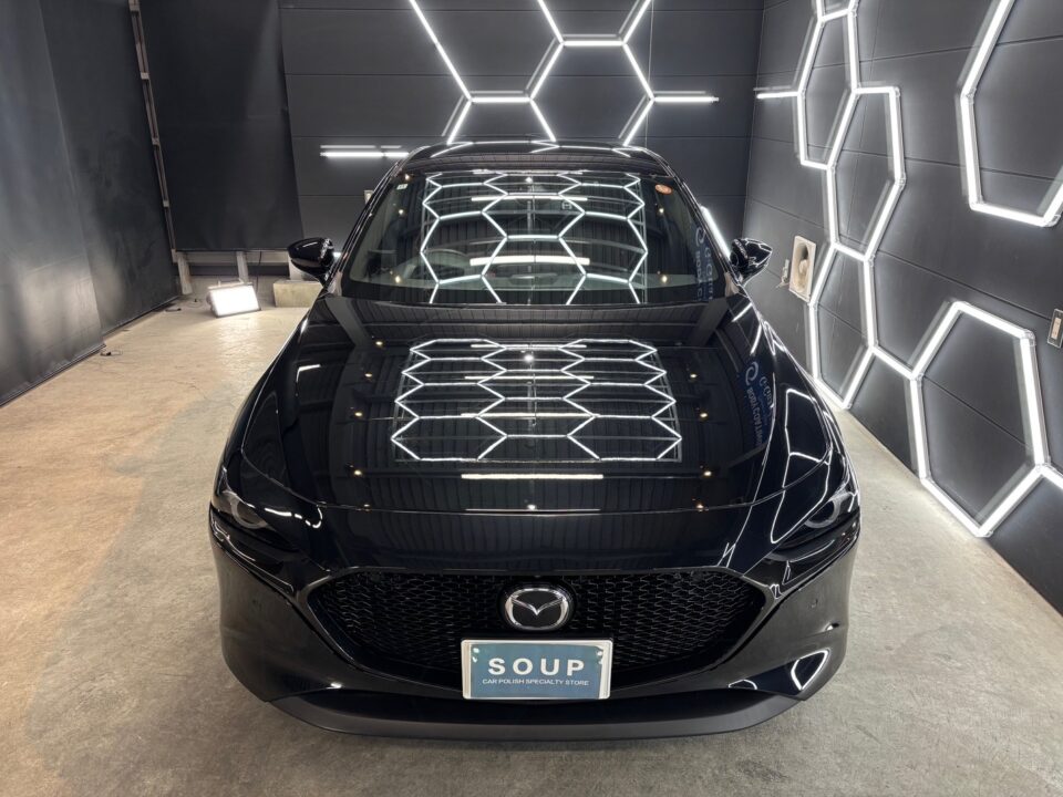 徳島県三好市のカーコーティング専門店SOUPにて、マツダ BPFJ3P MAZDA3ファストバックへSystemX PROセラミックコーティングを施工。深い艶と高硬度被膜により、徳島県三好郡エリアでも長期間美観を維持できるボディ保護を実現。