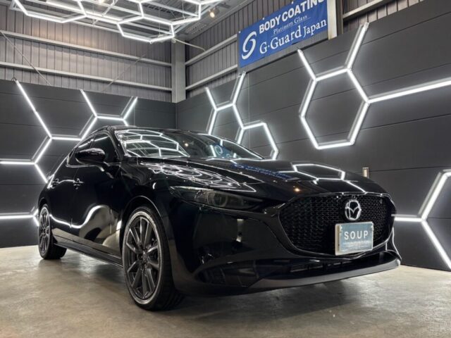 徳島県三好市のカーコーティング専門店SOUPにて、マツダ BPFJ3P MAZDA3ファストバックへSystemX PROセラミックコーティングを施工。深い艶と高硬度被膜により、徳島県三好郡エリアでも長期間美観を維持できるボディ保護を実現。