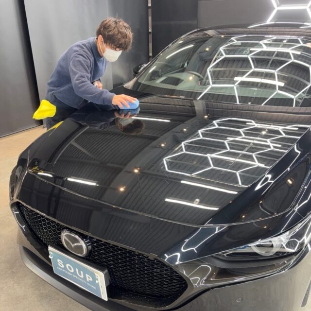 徳島県三好市カーコーティング専門店SOUPが、マツダ BPFJ3P MAZDA3ファストバックへSystemX PROセラミックコーティングを施工。高い防汚性能と優れた撥水性能で、日常使用でも洗車が楽になる仕上がり。