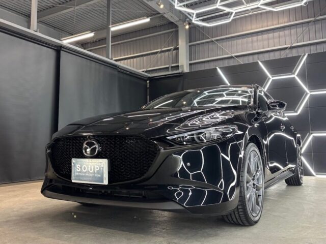 徳島県三好市のカーコーティング専門店SOUPにて、マツダ BPFJ3P MAZDA3ファストバックへSystemX PROセラミックコーティングを施工。深い艶と高硬度被膜により、徳島県三好郡エリアでも長期間美観を維持できるボディ保護を実現。