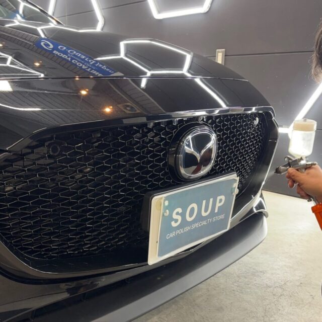 徳島県三好市カーコーティング専門店SOUPが、マツダ BPFJ3P MAZDA3ファストバックへSystemX PROセラミックコーティングを施工。高い防汚性能と優れた撥水性能で、日常使用でも洗車が楽になる仕上がり。