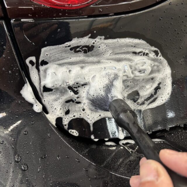 徳島県三好郡よりご来店のマツダ MAZDA3ファストバック(BPFJ3P)。SystemX PRO施工前の丁寧な純水洗浄と下地処理工程。カーコーティング専門店SOUPが密着性を最大限高めるための基礎作りを徹底。