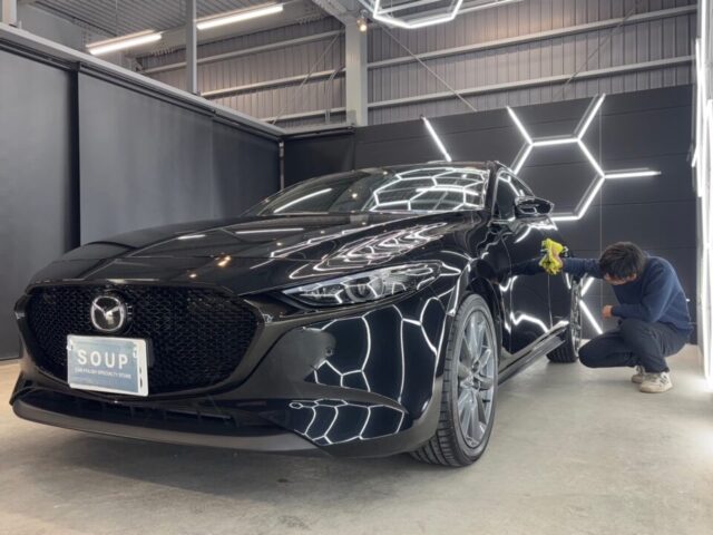 徳島県三好市のカーコーティング専門店SOUPにて、マツダ BPFJ3P MAZDA3ファストバックへSystemX PROセラミックコーティングを施工。深い艶と高硬度被膜により、徳島県三好郡エリアでも長期間美観を維持できるボディ保護を実現。