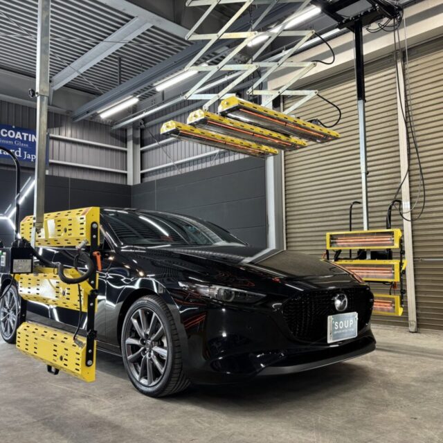 徳島県三好郡エリアで高評価のカーコーティング専門店SOUP。マツダ BPFJ3P MAZDA3ファストバックへ施工したSystemX PROセラミックコーティングを遠赤外線ヒーターで強制乾燥。艶・撥水・耐久性能を最大限に引き出す最終仕上げ工程。