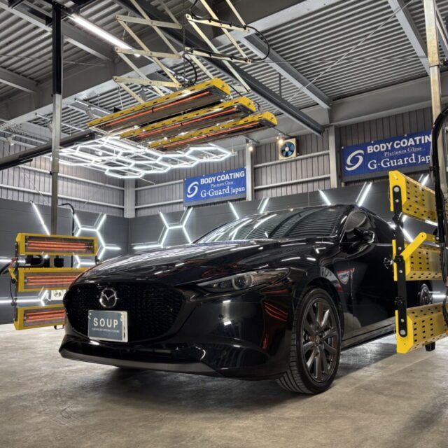 徳島県三好郡エリアで高評価のカーコーティング専門店SOUP。マツダ BPFJ3P MAZDA3ファストバックへ施工したSystemX PROセラミックコーティングを遠赤外線ヒーターで強制乾燥。艶・撥水・耐久性能を最大限に引き出す最終仕上げ工程。
