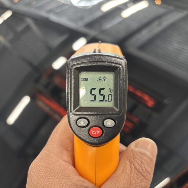 徳島県三好郡エリアで高評価のカーコーティング専門店SOUP。マツダ BPFJ3P MAZDA3ファストバックへ施工したSystemX PROセラミックコーティングを遠赤外線ヒーターで強制乾燥。艶・撥水・耐久性能を最大限に引き出す最終仕上げ工程。