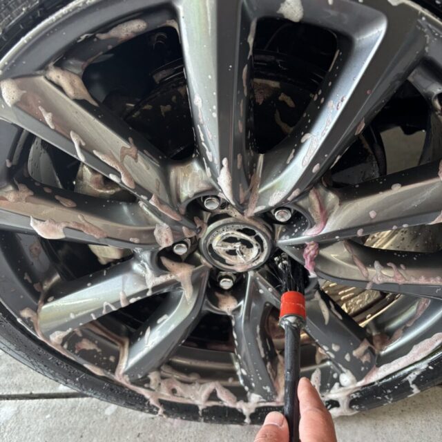 徳島県三好郡よりご来店のマツダ MAZDA3ファストバック(BPFJ3P)。SystemX PRO施工前の丁寧な純水洗浄と下地処理工程。カーコーティング専門店SOUPが密着性を最大限高めるための基礎作りを徹底。