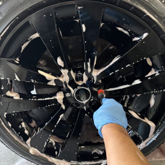 施工工程：徹底洗浄と純水下地処理 徳島県三好市のカーコーティング専門店SOUPでの施工風景。SystemX MAX MFの性能を最大限に引き出すため、新車であっても妥協のない細部洗浄と純水による下地処理を実施。マット塗装特有の風合いを活かしつつ、不純物を完全に除去するプロの工程です。