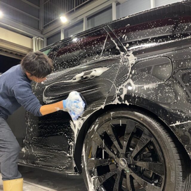施工工程：徹底洗浄と純水下地処理 徳島県三好市のカーコーティング専門店SOUPでの施工風景。SystemX MAX MFの性能を最大限に引き出すため、新車であっても妥協のない細部洗浄と純水による下地処理を実施。マット塗装特有の風合いを活かしつつ、不純物を完全に除去するプロの工程です。