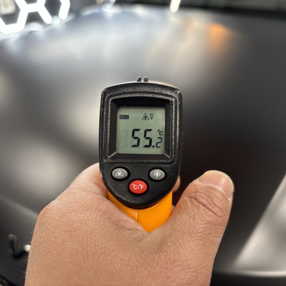 ランドローバー RRスポーツのボンネットを測定した非接触温度計の表示55.2℃