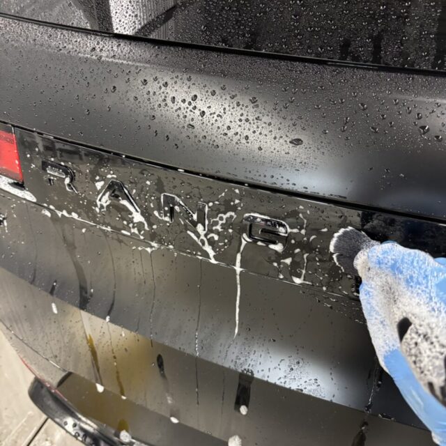 施工工程：徹底洗浄と純水下地処理 徳島県三好市のカーコーティング専門店SOUPでの施工風景。SystemX MAX MFの性能を最大限に引き出すため、新車であっても妥協のない細部洗浄と純水による下地処理を実施。マット塗装特有の風合いを活かしつつ、不純物を完全に除去するプロの工程です。