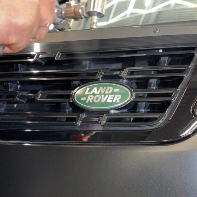 施工工程：SystemX MAX MF 塗布 新車レンジローバースポーツ（L461）のサテンブラックボディに、SystemXシリーズ最高峰のMAX MFを丁寧に塗布。厚膜なセラミック層が、デリケートなマット塗装を紫外線や環境ダメージから守り、シルクのような上品な艶を与えます。