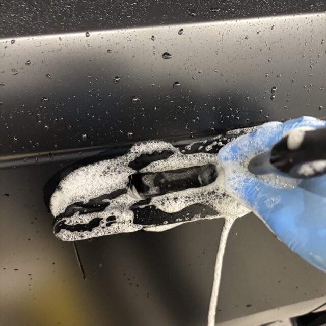 施工工程：徹底洗浄と純水下地処理 徳島県三好市のカーコーティング専門店SOUPでの施工風景。SystemX MAX MFの性能を最大限に引き出すため、新車であっても妥協のない細部洗浄と純水による下地処理を実施。マット塗装特有の風合いを活かしつつ、不純物を完全に除去するプロの工程です。