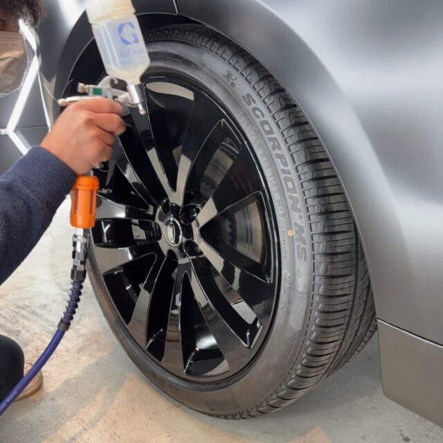ホイールコーティング（SystemX WHEEL） 足元には耐熱性と防汚性に優れたSystemX WHEELを施工。ブレーキダストの付着を軽減し、レンジローバースポーツの洗練された足元を保護します。徳島市など遠方からお越しのオーナー様の大切な愛車を、細部まで徹底ガードいたします。