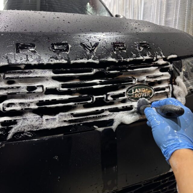 施工工程：徹底洗浄と純水下地処理 徳島県三好市のカーコーティング専門店SOUPでの施工風景。SystemX MAX MFの性能を最大限に引き出すため、新車であっても妥協のない細部洗浄と純水による下地処理を実施。マット塗装特有の風合いを活かしつつ、不純物を完全に除去するプロの工程です。