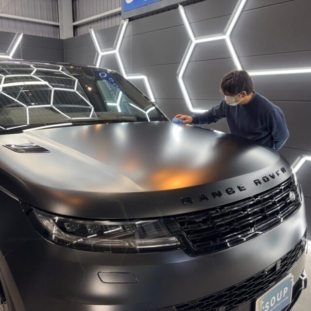 施工工程：SystemX MAX MF 塗布 新車レンジローバースポーツ（L461）のサテンブラックボディに、SystemXシリーズ最高峰のMAX MFを丁寧に塗布。厚膜なセラミック層が、デリケートなマット塗装を紫外線や環境ダメージから守り、シルクのような上品な艶を与えます。