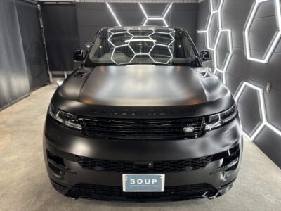 ボディコーティング（SystemX MAX MF） 徳島県三好市のカーコーティング専門店SOUPにて、新車ランドローバー レンジローバースポーツ（L461）へ、世界最高水準のSystemX MAX MFセラミックコーティングを施工。サテンブラック（マット仕上げ）独自の質感を損なうことなく、深い重厚感と強靭な保護膜を形成し、長期間の美しさを維持します。 ② ウィンドウ＆サンルーフ撥水（SystemX Glass） 徳島県三好市のカーコーティング専門店SOUPが、新車レンジローバースポーツへボディコーティングと同時に、フロント・サイド・リアのガラス全面およびサンルーフへSystemX Glassを施工。圧倒的な撥水性能により、雨天時のクリアな視界確保と防汚性を両立させました。