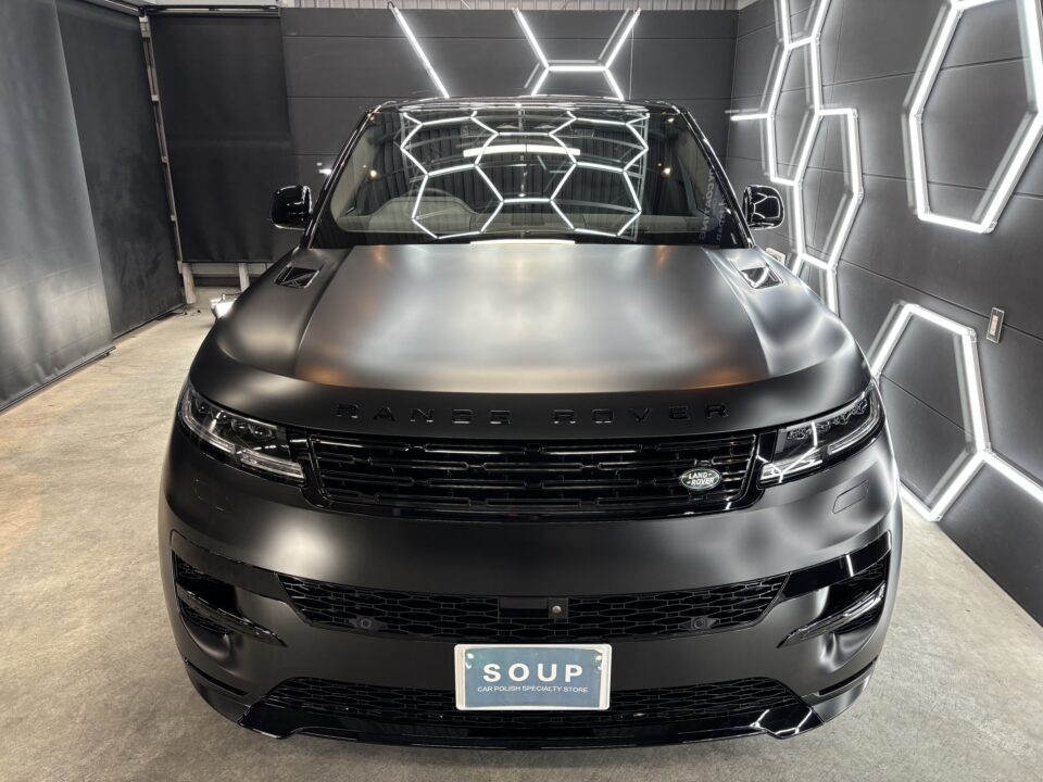 ボディコーティング（SystemX MAX MF） 徳島県三好市のカーコーティング専門店SOUPにて、新車ランドローバー レンジローバースポーツ（L461）へ、世界最高水準のSystemX MAX MFセラミックコーティングを施工。サテンブラック（マット仕上げ）独自の質感を損なうことなく、深い重厚感と強靭な保護膜を形成し、長期間の美しさを維持します。 ② ウィンドウ＆サンルーフ撥水（SystemX Glass） 徳島県三好市のカーコーティング専門店SOUPが、新車レンジローバースポーツへボディコーティングと同時に、フロント・サイド・リアのガラス全面およびサンルーフへSystemX Glassを施工。圧倒的な撥水性能により、雨天時のクリアな視界確保と防汚性を両立させました。
