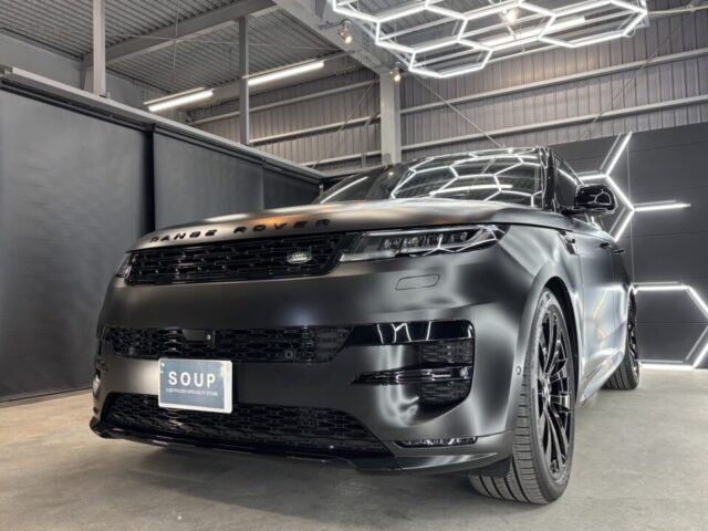 ボディコーティング（SystemX MAX MF） 徳島県三好市のカーコーティング専門店SOUPにて、新車ランドローバー レンジローバースポーツ（L461）へ、世界最高水準のSystemX MAX MFセラミックコーティングを施工。サテンブラック（マット仕上げ）独自の質感を損なうことなく、深い重厚感と強靭な保護膜を形成し、長期間の美しさを維持します。 ② ウィンドウ＆サンルーフ撥水（SystemX Glass） 徳島県三好市のカーコーティング専門店SOUPが、新車レンジローバースポーツへボディコーティングと同時に、フロント・サイド・リアのガラス全面およびサンルーフへSystemX Glassを施工。圧倒的な撥水性能により、雨天時のクリアな視界確保と防汚性を両立させました。