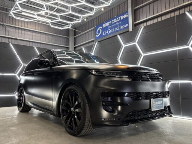 ボディコーティング（SystemX MAX MF） 徳島県三好市のカーコーティング専門店SOUPにて、新車ランドローバー レンジローバースポーツ（L461）へ、世界最高水準のSystemX MAX MFセラミックコーティングを施工。サテンブラック（マット仕上げ）独自の質感を損なうことなく、深い重厚感と強靭な保護膜を形成し、長期間の美しさを維持します。 ② ウィンドウ＆サンルーフ撥水（SystemX Glass） 徳島県三好市のカーコーティング専門店SOUPが、新車レンジローバースポーツへボディコーティングと同時に、フロント・サイド・リアのガラス全面およびサンルーフへSystemX Glassを施工。圧倒的な撥水性能により、雨天時のクリアな視界確保と防汚性を両立させました。