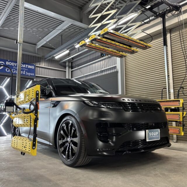  施工工程：遠赤外線ヒーターによる加熱乾燥 徳島県三好市のカーコーティング専門店SOUPでは、施工の最終段階で遠赤外線ヒーターによる加熱乾燥を行います。これによりSystemX MAX MFの分子結合を促進させ、艶・撥水・耐久性能を極限まで引き出した状態で、徳島市のオーナー様へ納車いたします。