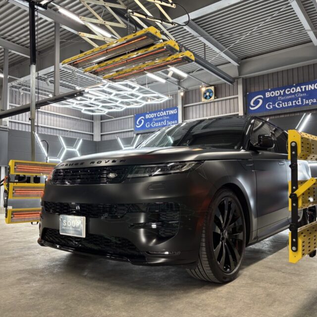  施工工程：遠赤外線ヒーターによる加熱乾燥 徳島県三好市のカーコーティング専門店SOUPでは、施工の最終段階で遠赤外線ヒーターによる加熱乾燥を行います。これによりSystemX MAX MFの分子結合を促進させ、艶・撥水・耐久性能を極限まで引き出した状態で、徳島市のオーナー様へ納車いたします。