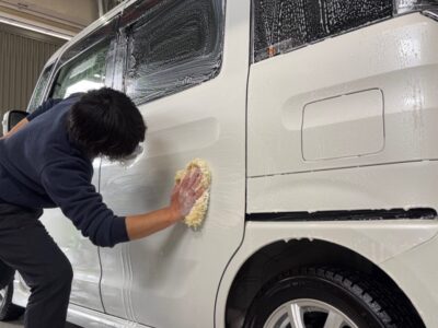 徳島県三好郡よりご来店頂いたスズキ MK53S スペーシアカスタムを、徳島県三好市のカーコーティング専門店SOUPにて施工中。SystemX PROセラミックコーティング前に、純水洗浄・細部洗浄・脱脂作業を丁寧に実施し、コーティング性能を最大限発揮できる下地環境を整備。プロ品質の下地処理で美しい仕上がりへ。