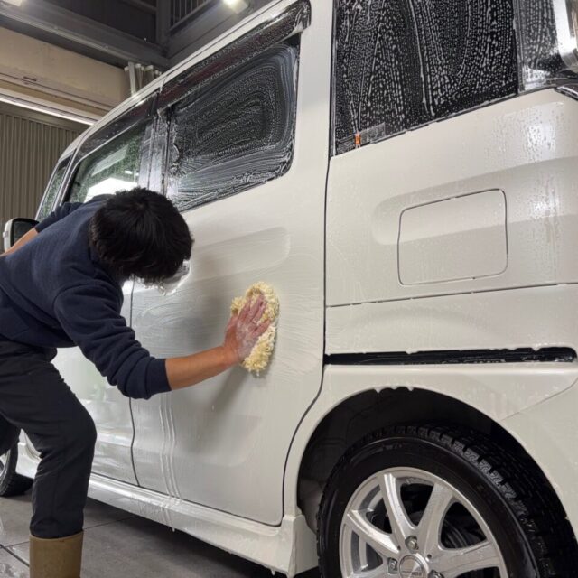 徳島県三好郡よりご来店頂いたスズキ MK53S スペーシアカスタムを、徳島県三好市のカーコーティング専門店SOUPにて施工中。SystemX PROセラミックコーティング前に、純水洗浄・細部洗浄・脱脂作業を丁寧に実施し、コーティング性能を最大限発揮できる下地環境を整備。プロ品質の下地処理で美しい仕上がりへ。