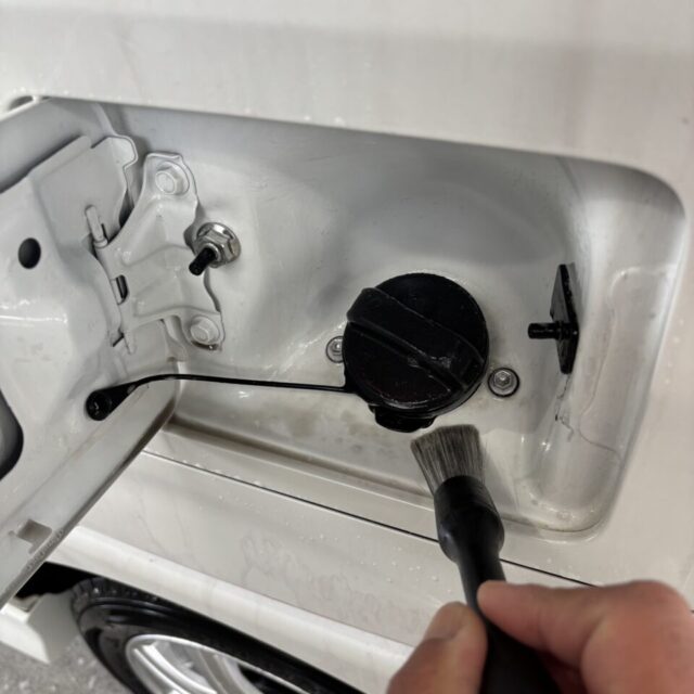 徳島県三好郡よりご来店頂いたスズキ MK53S スペーシアカスタムを、徳島県三好市のカーコーティング専門店SOUPにて施工中。SystemX PROセラミックコーティング前に、純水洗浄・細部洗浄・脱脂作業を丁寧に実施し、コーティング性能を最大限発揮できる下地環境を整備。プロ品質の下地処理で美しい仕上がりへ。
