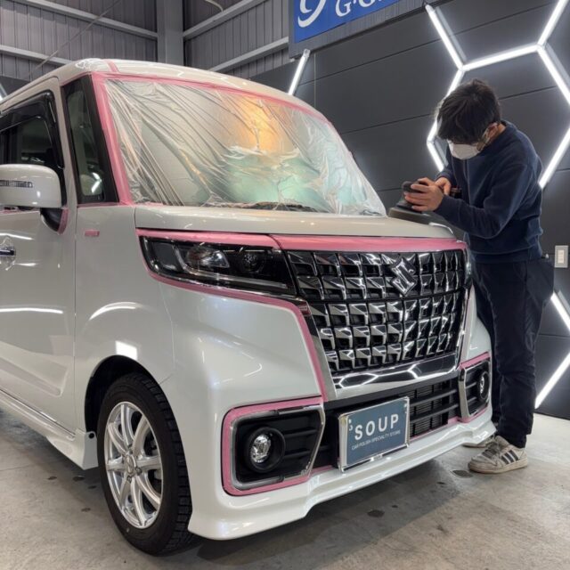 徳島県三好郡よりご来店頂いたスズキ MK53S スペーシアカスタムへ、徳島県三好市のカーコーティング専門店SOUPがSystemX PROセラミックコーティングと軽研磨を施工。中古車特有の微細な洗車キズやくすみを整え、透明感と艶感を高めた美しいボディへ仕上げています。愛車の価値を守る本格カーコーティング施工。