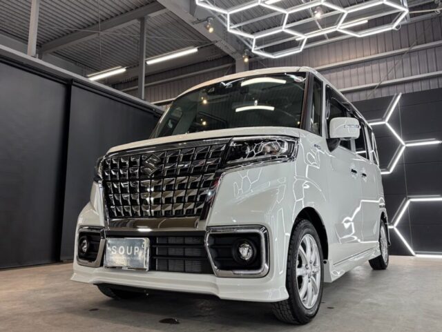 徳島県三好郡よりご来店頂いたお客様のスズキ MK53S スペーシアカスタムへ、徳島県三好市のカーコーティング専門店SOUPがSystemX PROセラミックコーティングを施工。深みある艶と高耐久セラミック被膜により、美しいボディを長期間保護。汚れが付きにくく洗車も快適な、次世代カーコーティング施工事例。