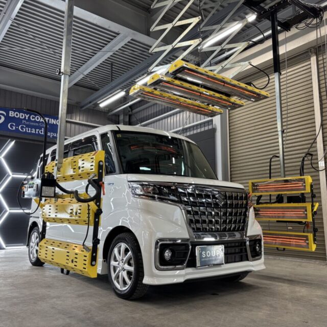 徳島県三好郡よりご来店頂いたスズキ MK53S スペーシアカスタムを、徳島県三好市のカーコーティング専門店SOUPにて遠赤外線ヒーター加熱乾燥施工。SystemX PROセラミックコーティングの硬化を促進し、艶・撥水・耐久性能を最大限に引き出します。細部まで妥協しない高品質カーコーティング施工事例。