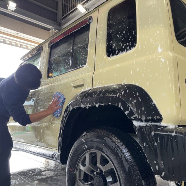 徳島県美馬市よりご来店頂いた新車 スズキ JC74W ジムニーノマドを、徳島県三好市のカーコーティング専門店SOUPにて細部洗浄・下地処理施工。ボディや細かな隙間に付着した汚れを徹底洗浄し、G.Guardガラスコーティング プラチナ3層コーティングの性能を最大限発揮できる最適な塗装状態へ整えます。