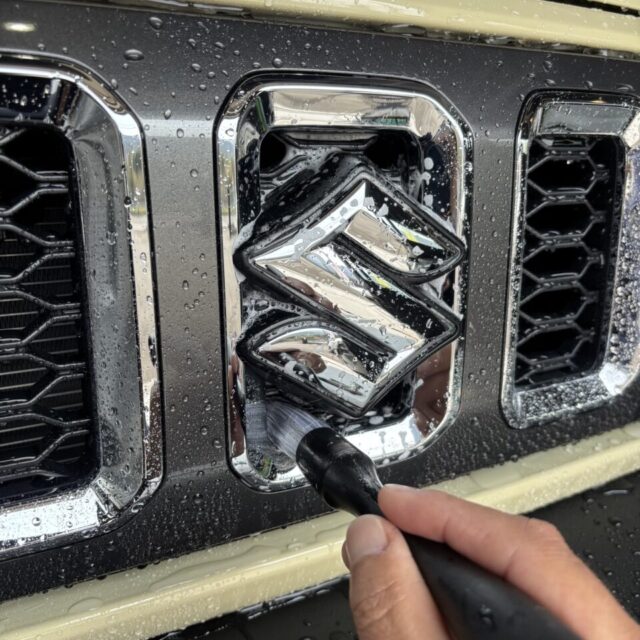 徳島県美馬市よりご来店頂いた新車 スズキ JC74W ジムニーノマドを、徳島県三好市のカーコーティング専門店SOUPにて細部洗浄・下地処理施工。ボディや細かな隙間に付着した汚れを徹底洗浄し、G.Guardガラスコーティング プラチナ3層コーティングの性能を最大限発揮できる最適な塗装状態へ整えます。
