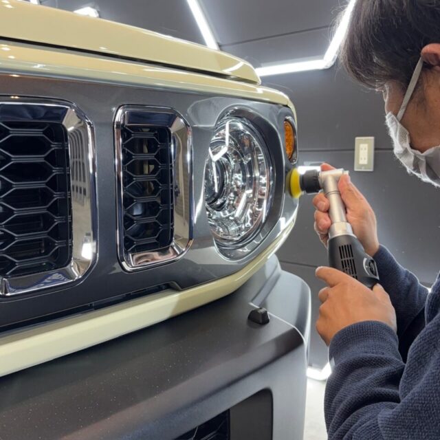新車 スズキ JC74W ジムニーノマドへ、徳島県三好市のカーコーティング専門店SOUPが軽研磨を施工。新車特有の薄い洗車キズや塗装の曇りを丁寧に整え、塗装本来の艶と透明感を引き出します。G.Guardガラスコーティング プラチナ3層コーティングの密着性を高める重要な下地工程です。