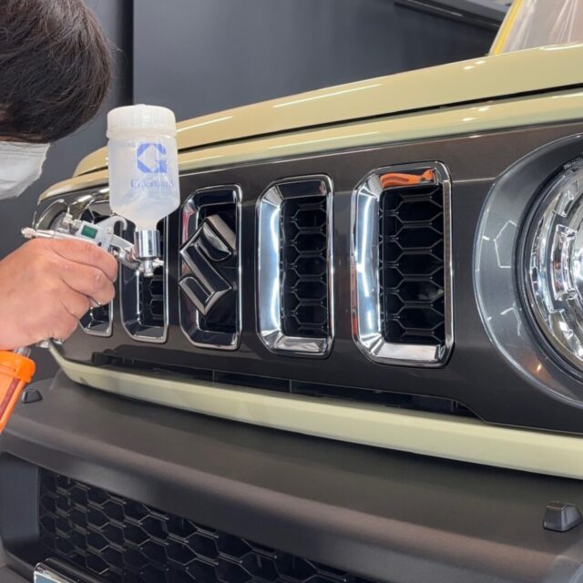 徳島県三好市のカーコーティング専門店SOUPにて、新車 スズキ JC74W ジムニーノマドへG.Guardガラスコーティング プラチナ3層コーティングをスプレーガン施工。均一でムラのない被膜形成により、優れた撥水性能・防汚性能・耐久性を実現し、深みのある美しい艶へ仕上げます。