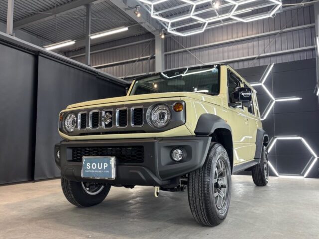 徳島県美馬市よりご来店頂いた新車 スズキ JC74W ジムニーノマドへ、G.Guardガラスコーティング プラチナ3層コーティング施工が完了。徳島県三好市のカーコーティング専門店SOUPによる徹底した下地処理・軽研磨・スプレーガン施工・TOPコート施工により、圧倒的な艶と高耐久ガラス被膜を実現した特別な一台へ仕上がりました。