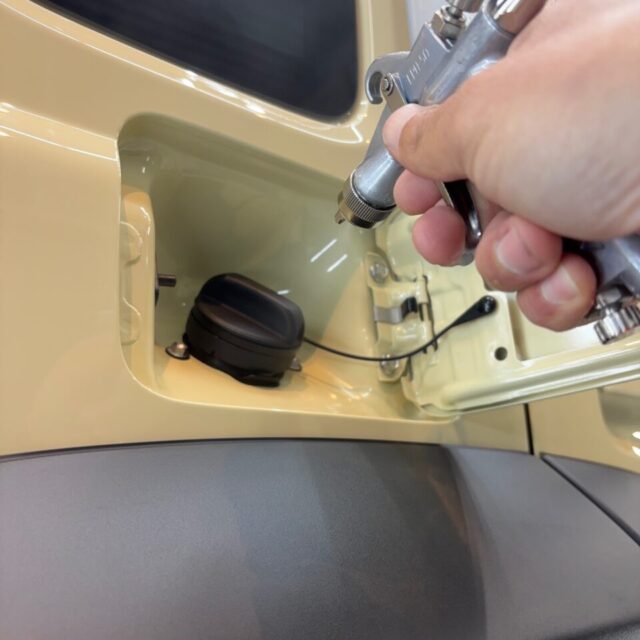 徳島県三好市のカーコーティング専門店SOUPにて、新車 スズキ JC74W ジムニーノマドへG.Guardガラスコーティング プラチナ3層コーティングをスプレーガン施工。均一でムラのない被膜形成により、優れた撥水性能・防汚性能・耐久性を実現し、深みのある美しい艶へ仕上げます。