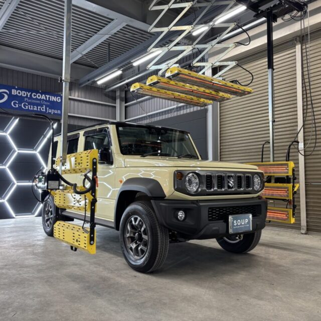 徳島県三好市のカーコーティング専門店SOUPにて、新車 スズキ JC74W ジムニーノマドへ遠赤外線ヒーターによる加熱乾燥を実施。G.Guardガラスコーティング プラチナ3層コーティングを安定乾燥させることで、ガラス被膜の硬化を促進し、艶・耐久性・保護性能を最大限まで高めます。
