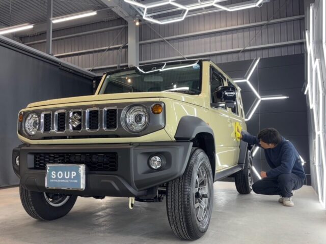 徳島県美馬市よりご来店頂いた新車 スズキ JC74W ジムニーノマドへ、G.Guardガラスコーティング プラチナ3層コーティング施工が完了。徳島県三好市のカーコーティング専門店SOUPによる徹底した下地処理・軽研磨・スプレーガン施工・TOPコート施工により、圧倒的な艶と高耐久ガラス被膜を実現した特別な一台へ仕上がりました。