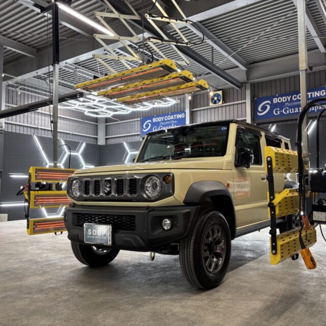 徳島県三好市のカーコーティング専門店SOUPにて、新車 スズキ JC74W ジムニーノマドへ遠赤外線ヒーターによる加熱乾燥を実施。G.Guardガラスコーティング プラチナ3層コーティングを安定乾燥させることで、ガラス被膜の硬化を促進し、艶・耐久性・保護性能を最大限まで高めます。