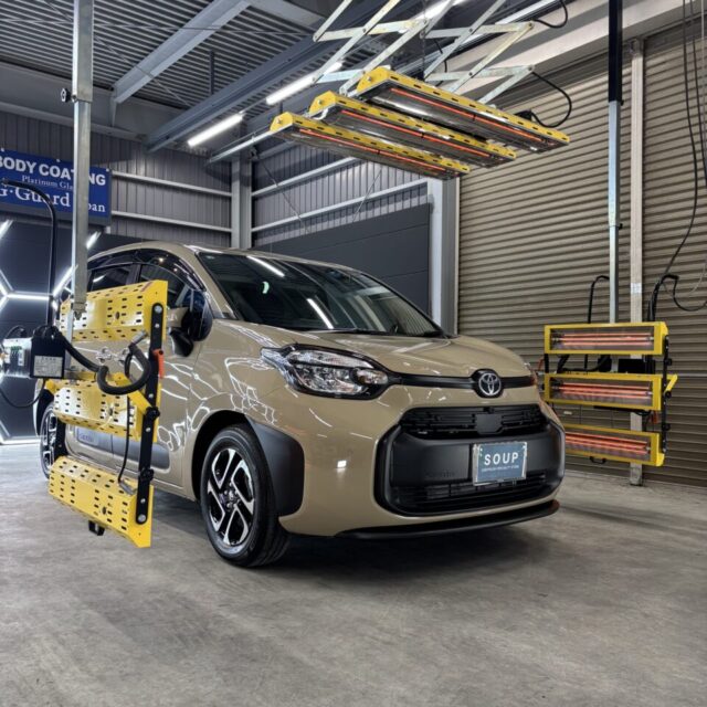 徳島県三好市のカーコーティング専門店SOUPにて、新車 トヨタ MXPL10 シエンタへ遠赤外線ヒーターによる加熱乾燥を実施。G.Guardガラスコーティング プラチナ3層コーティングを安定乾燥させることで、ガラス被膜の硬化を促進し、艶・耐久性・保護性能を最大限まで高めます。遠赤外線乾燥によって被膜性能を安定化させることで、長期間にわたり美しい艶と優れた防汚性能を維持します。