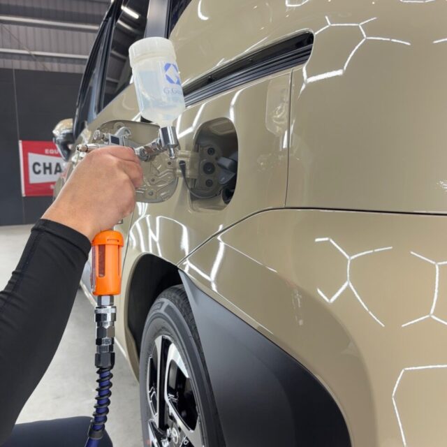 徳島県三好市のカーコーティング専門店SOUPにて、新車 トヨタ MXPL10 シエンタへG.Guardガラスコーティング プラチナ3層コーティングをスプレーガン施工。スプレーガンによる均一な塗布により、ムラのない高密度ガラス被膜を形成し、優れた撥水性能・防汚性能・耐久性を実現します。シエンタ特有の広いボディ面や細かな形状にも均一にコーティングを施工することで、深みのある艶と高級感あふれる仕上がりへ導きます。