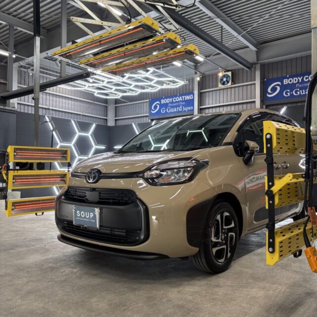 徳島県三好市のカーコーティング専門店SOUPにて、新車 トヨタ MXPL10 シエンタへ遠赤外線ヒーターによる加熱乾燥を実施。G.Guardガラスコーティング プラチナ3層コーティングを安定乾燥させることで、ガラス被膜の硬化を促進し、艶・耐久性・保護性能を最大限まで高めます。遠赤外線乾燥によって被膜性能を安定化させることで、長期間にわたり美しい艶と優れた防汚性能を維持します。