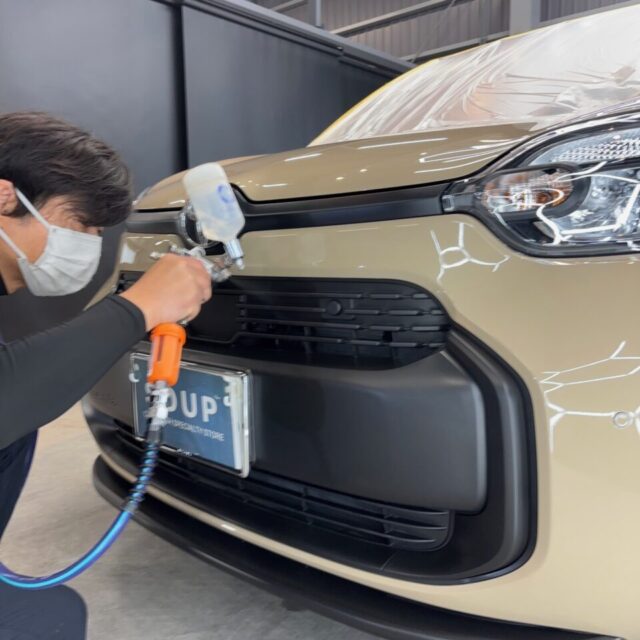 徳島県三好市のカーコーティング専門店SOUPにて、新車 トヨタ MXPL10 シエンタへG.Guardガラスコーティング プラチナ3層コーティングをスプレーガン施工。スプレーガンによる均一な塗布により、ムラのない高密度ガラス被膜を形成し、優れた撥水性能・防汚性能・耐久性を実現します。シエンタ特有の広いボディ面や細かな形状にも均一にコーティングを施工することで、深みのある艶と高級感あふれる仕上がりへ導きます。