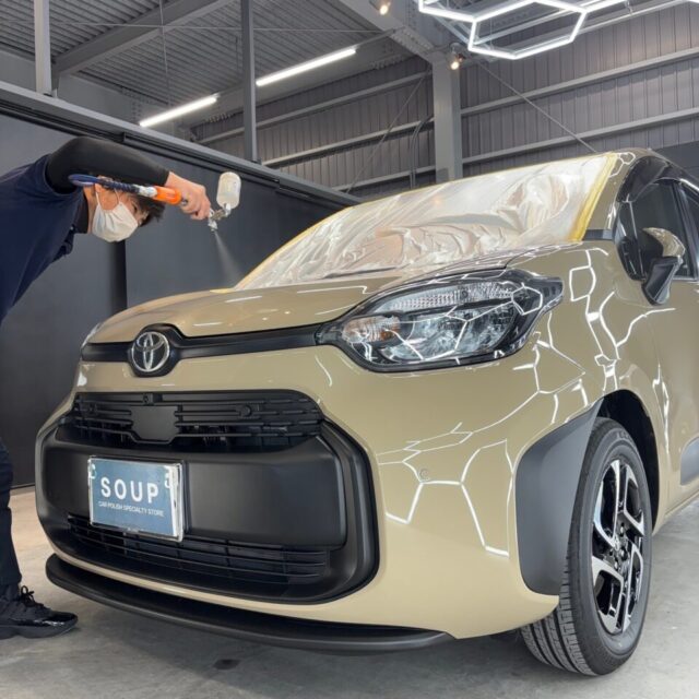 徳島県三好市のカーコーティング専門店SOUPにて、新車 トヨタ MXPL10 シエンタへG.Guardガラスコーティング プラチナ3層コーティングをスプレーガン施工。スプレーガンによる均一な塗布により、ムラのない高密度ガラス被膜を形成し、優れた撥水性能・防汚性能・耐久性を実現します。シエンタ特有の広いボディ面や細かな形状にも均一にコーティングを施工することで、深みのある艶と高級感あふれる仕上がりへ導きます。