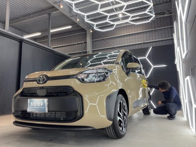 徳島県板野郡よりご来店頂いた新車 トヨタ MXPL10 シエンタへ、G.Guardガラスコーティング プラチナ3層コーティング施工が完了。徳島県三好市のカーコーティング専門店SOUPによる徹底した下地処理・軽研磨・スプレーガン施工・TOPコート施工・遠赤外線乾燥により、圧倒的な艶と高耐久ガラス被膜を実現した特別な一台へ仕上がりました。新車の美しさを長期間守り続ける、プレミアムガラスコーティング施工です。